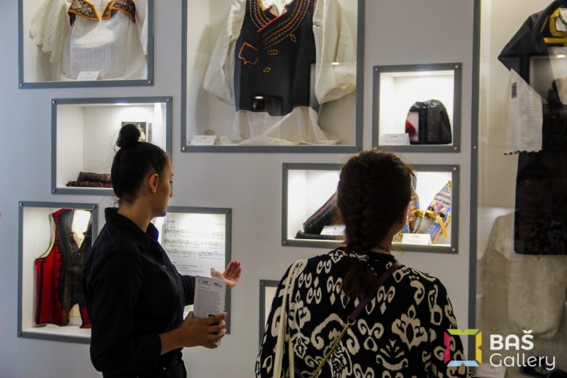 Bas gallery