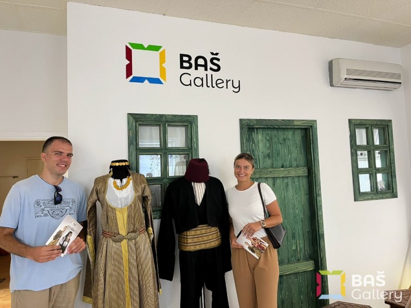 Bas gallery