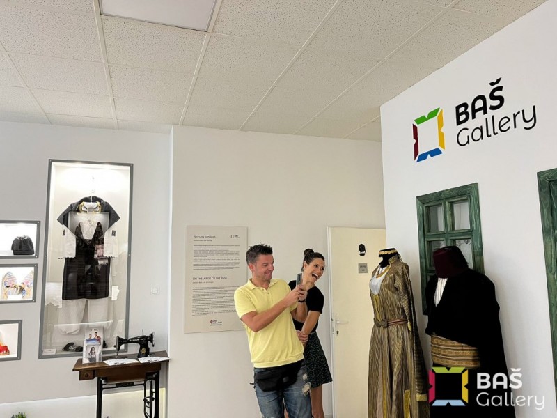 Bas gallery