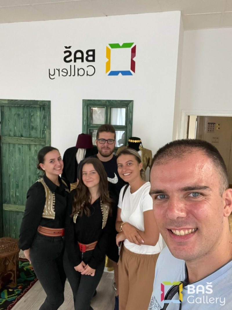 Bas gallery
