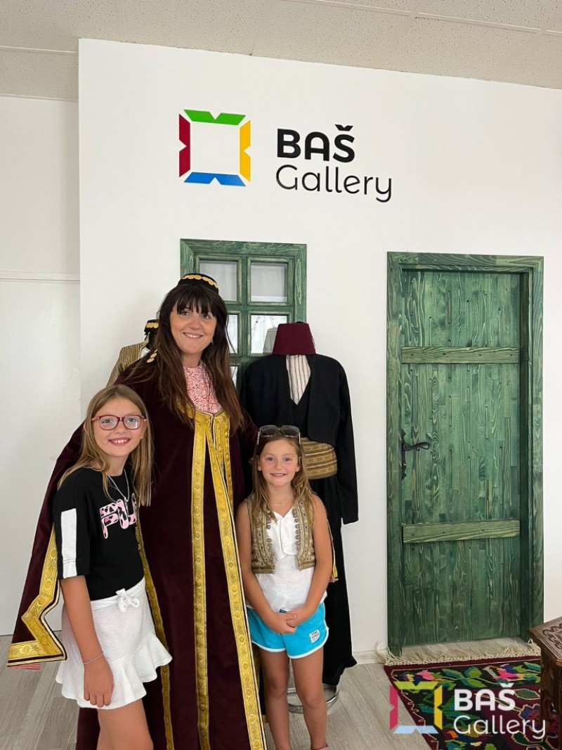 Bas gallery