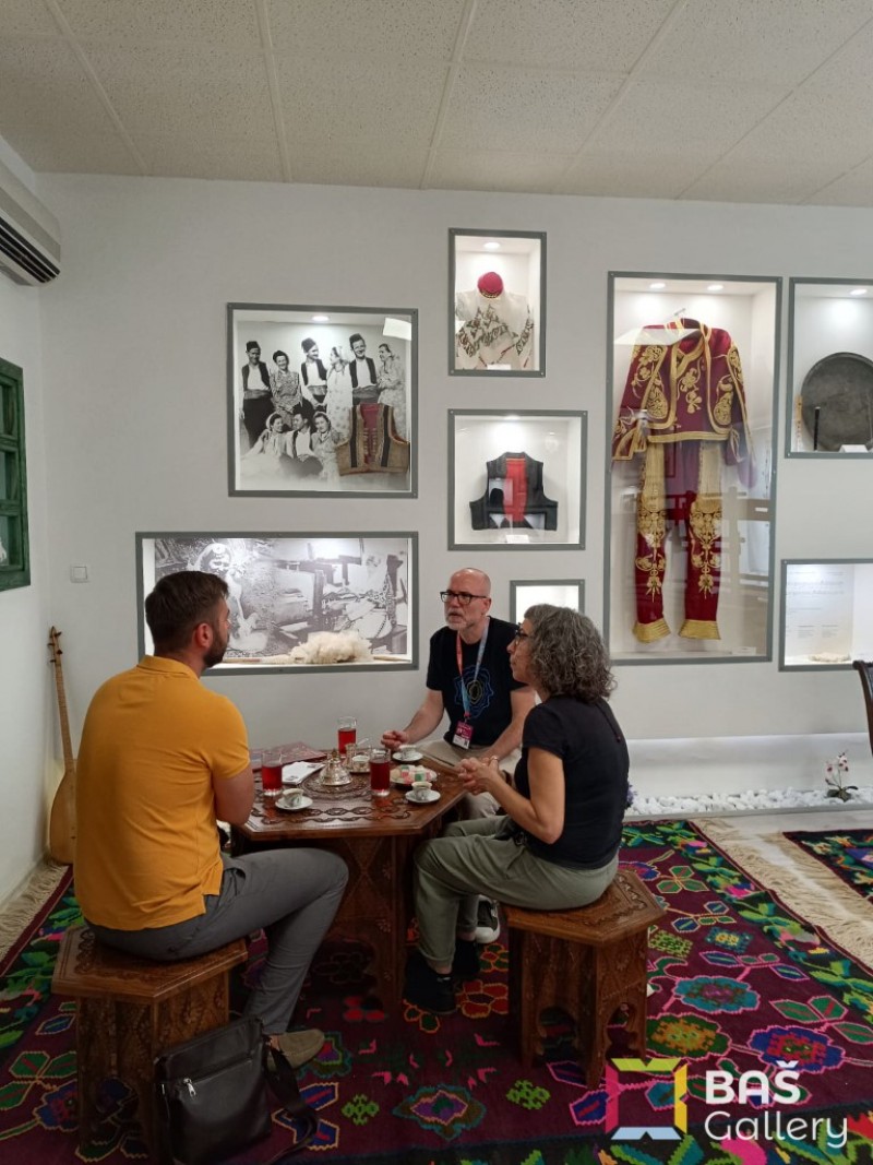 Bas gallery