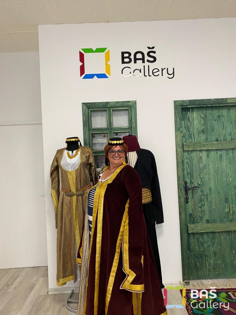 Bas gallery