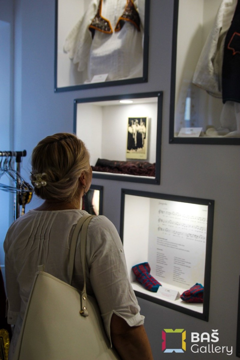 Bas gallery