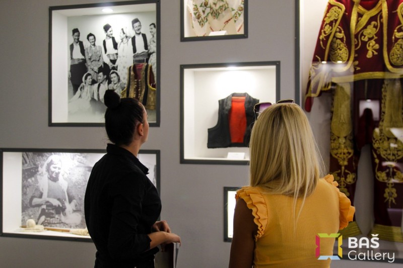 Bas gallery