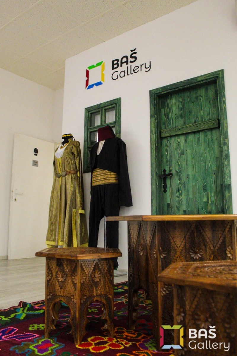 Bas gallery
