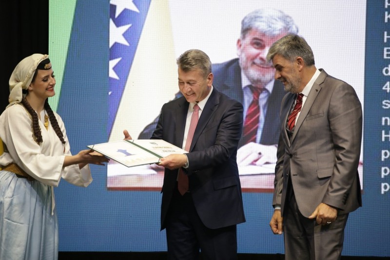 Povelja sa grbom Općine Stari Grad uručena KUD Baščaršija na svečanoj sjednici Općine Stari Grad