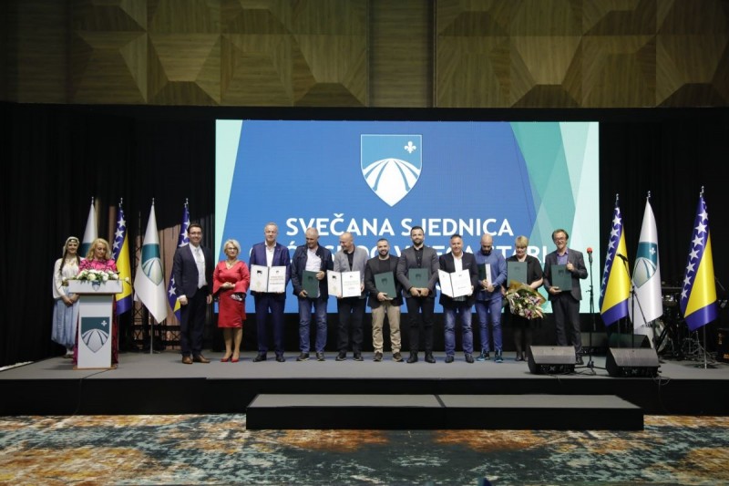 Povelja sa grbom Općine Stari Grad uručena KUD Baščaršija na svečanoj sjednici Općine Stari Grad