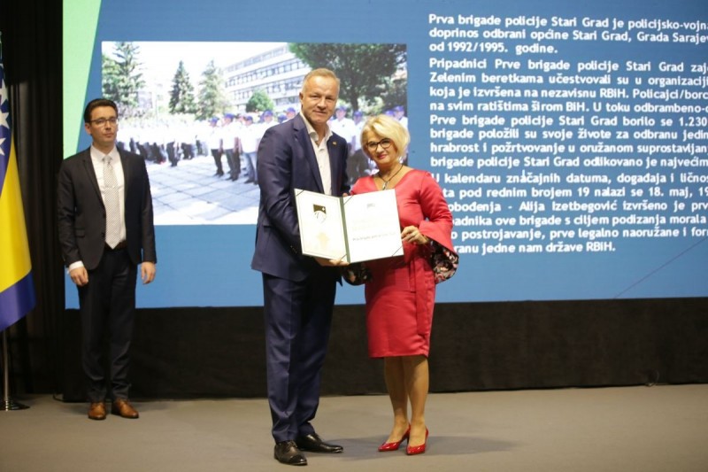 Povelja sa grbom Općine Stari Grad uručena KUD Baščaršija na svečanoj sjednici Općine Stari Grad