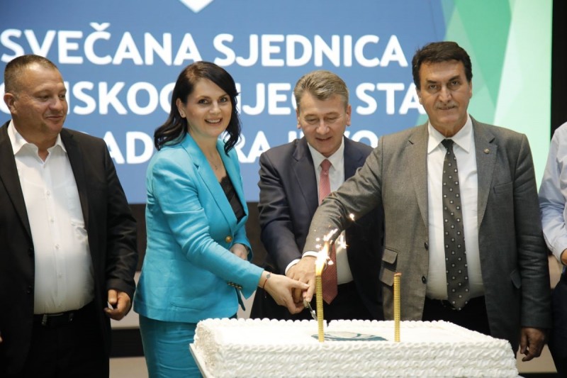 Povelja sa grbom Općine Stari Grad uručena KUD Baščaršija na svečanoj sjednici Općine Stari Grad